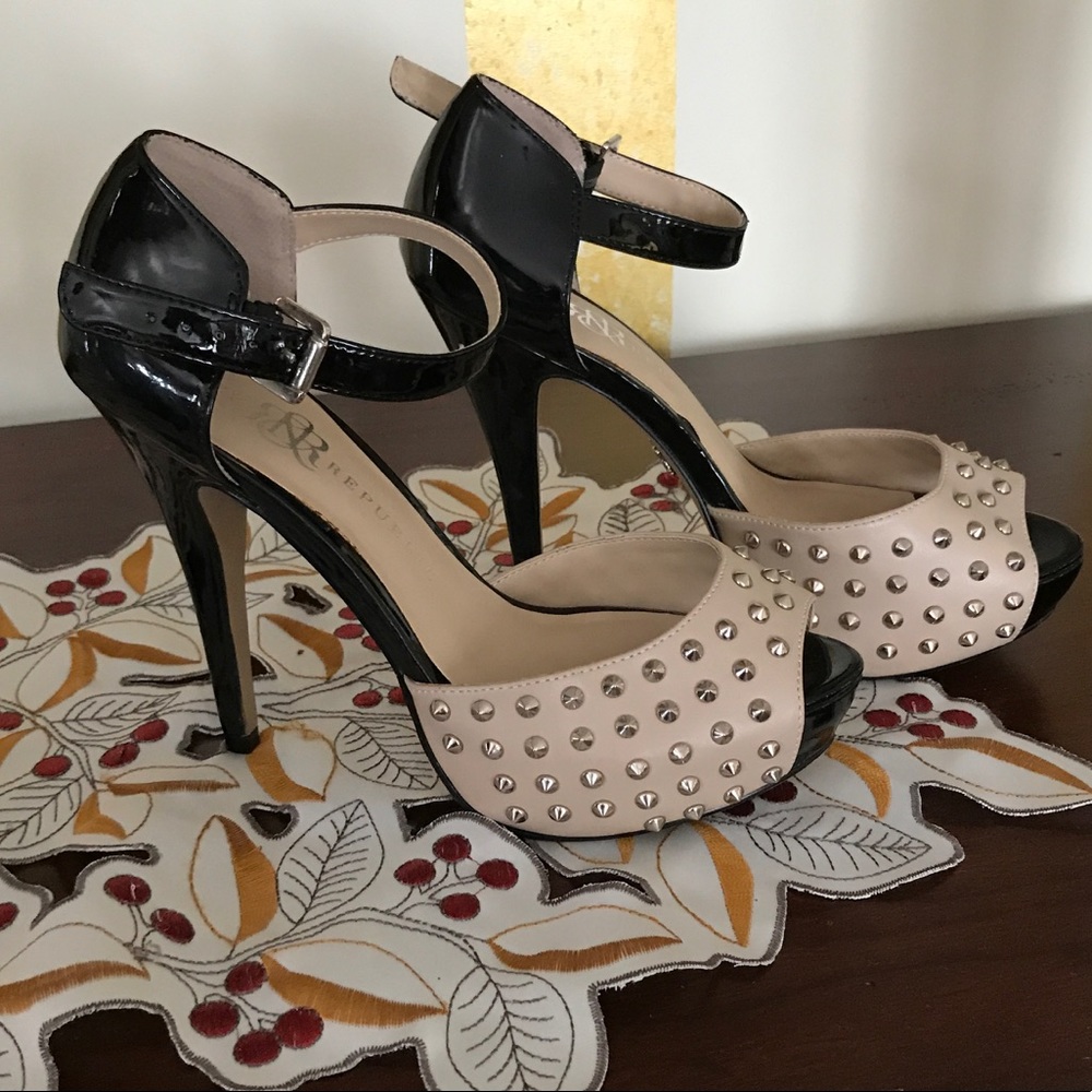 Rock Republic cream and black studded hells sz 7.5